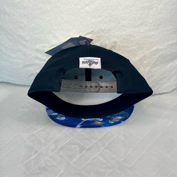 DISNEY KINGDOM HEARTS BLACK SNAPBACK CAP WITH AN EMBROIDERED LOGO NWT - Picture 2 of 7